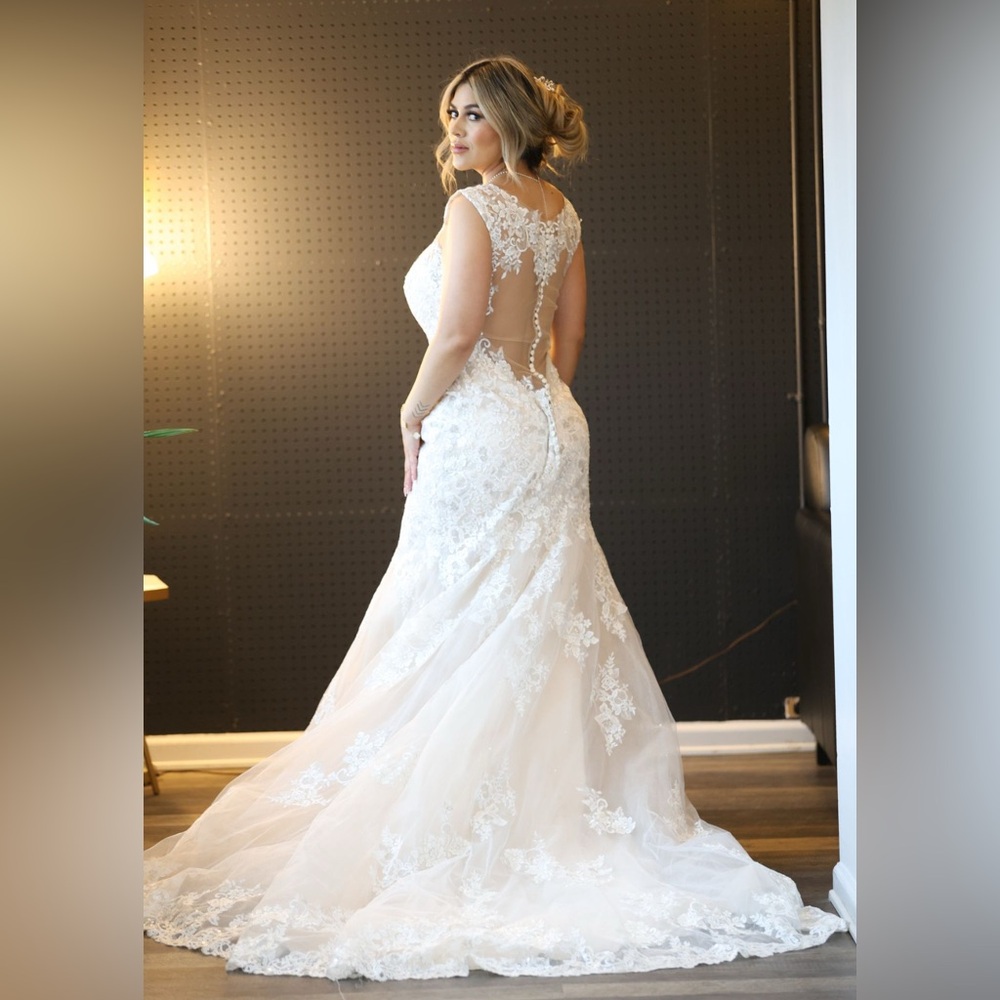 Elegant Lace Wedding Dress